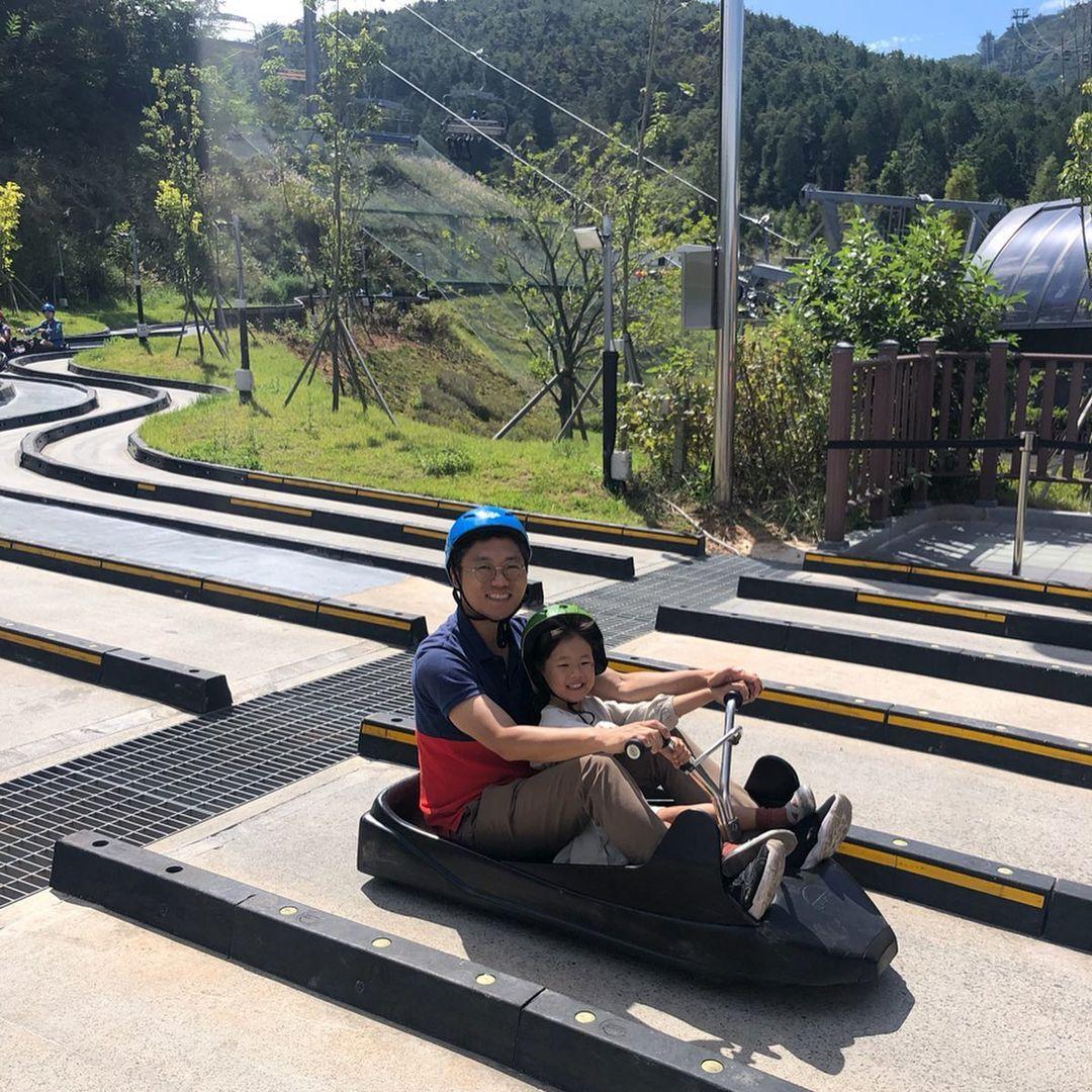 A father rides with his daughter in the same cart at Skyline Luge Tongyeong.